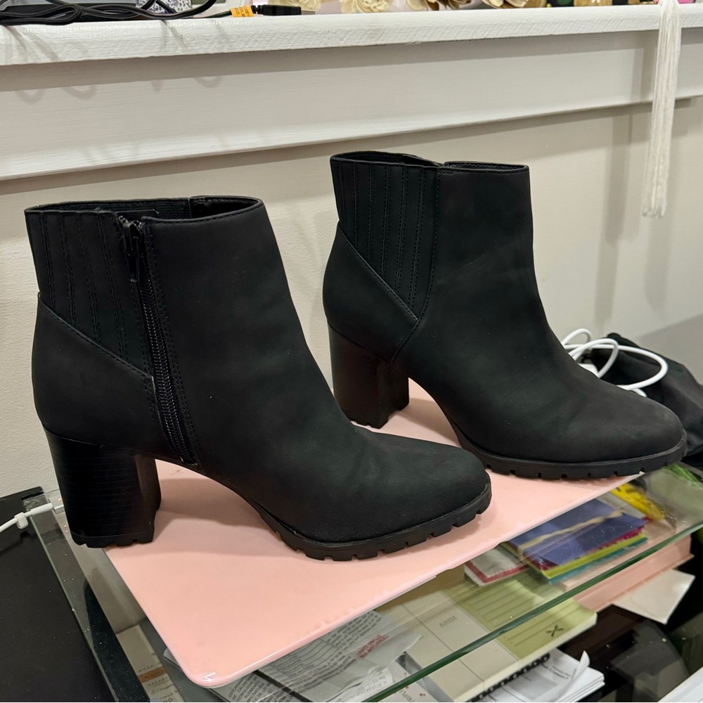 Kelly & Katie Yona Chelsea Boot